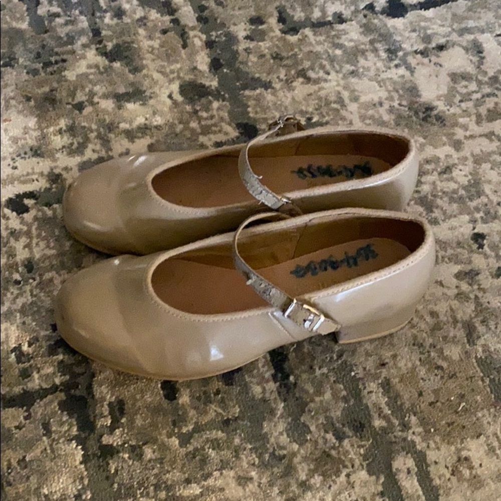 Bloch- Pair of Girls Tan Tap Shoes-Size 4 1/2 M